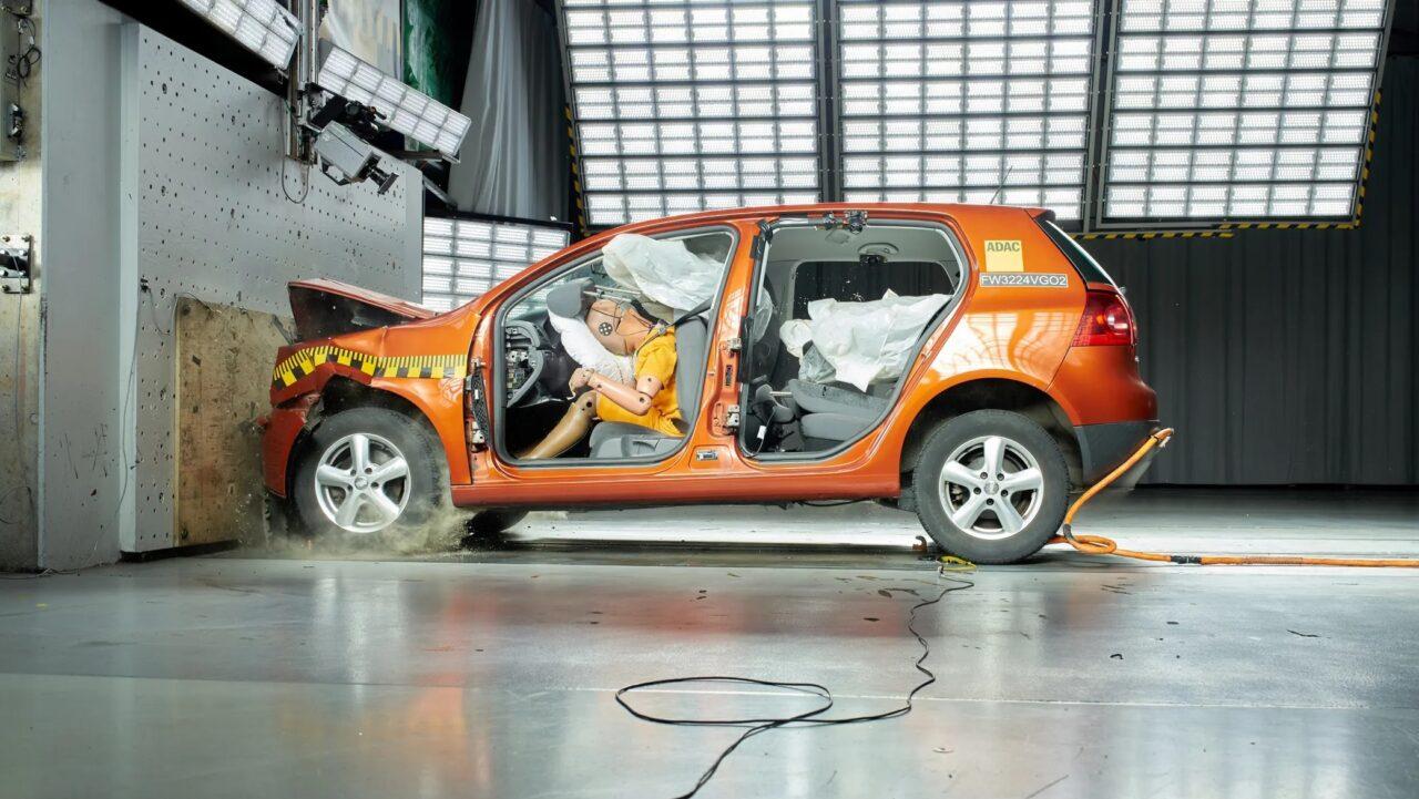 Pneumatici trasportati in auto: “corpi” letali da 700 kg. Il crash test