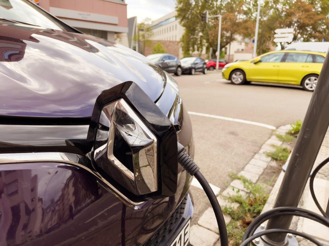 Incentivi auto: Francia taglia i fondi per le elettriche